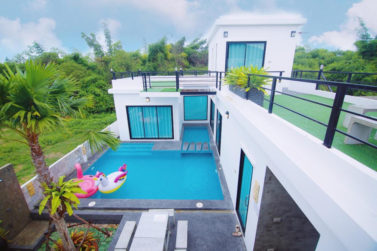 Spring Vintage Pool * HHQ